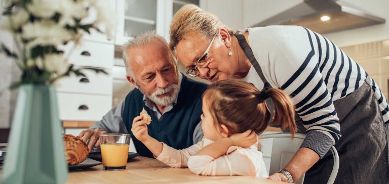 Una guardería familiar y valores de niños y ancianos son parte importante para la acquitectura que piensa en las personas. Entra aquí y ve.