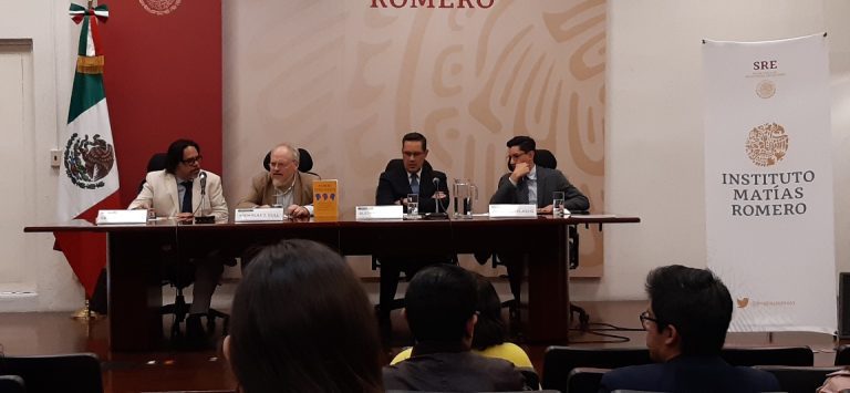 Estudiantes de RCI presentes en presentación de libro sobre diplomacia