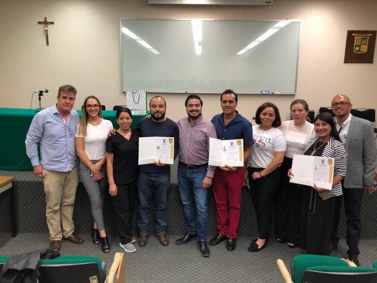 Entrega de diplomas a estudiantes del Diplomado en Odontología Estética y Cosmética