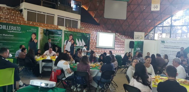 Desayuno para padres de familia y aspirantes UIC