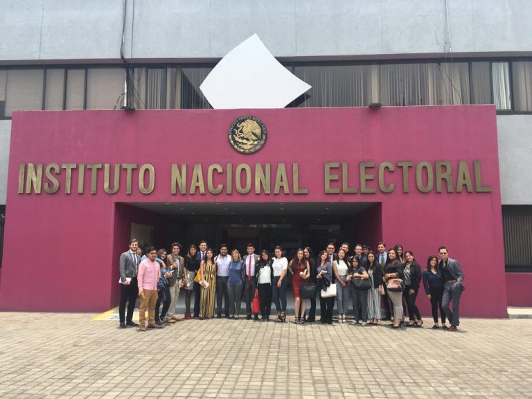 Derecho asiste al INE a conferencia sobre desigualdad y democracia