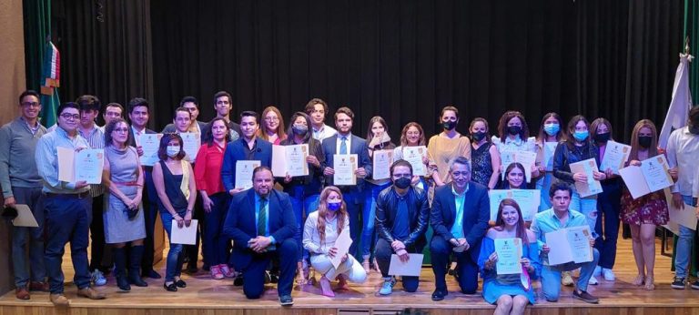 Alumnos de bachillerato y licenciatura reciben certificaciones de Cambridge y HSK de Chino Mandarín