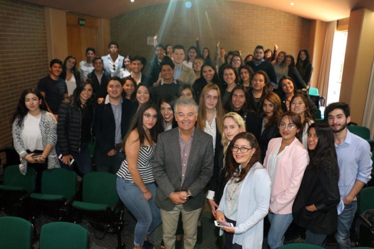 Conferencia sobre viajes de incentivo impartida por Fernando Compeán