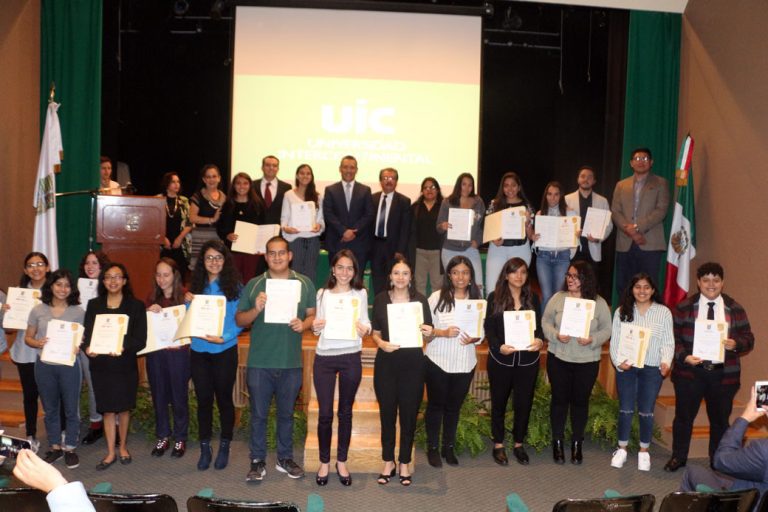 Alumnos de bachillerato y licenciatura reciben certificaciones de diversos idiomas