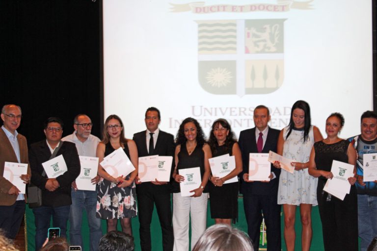 Entrega de diplomas de los diplomados en Bienes y Raíces y Sistema Penal Acusatorio