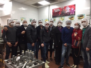 Estudiantes de Negocios visitaron fábrica de Krispy Kreme