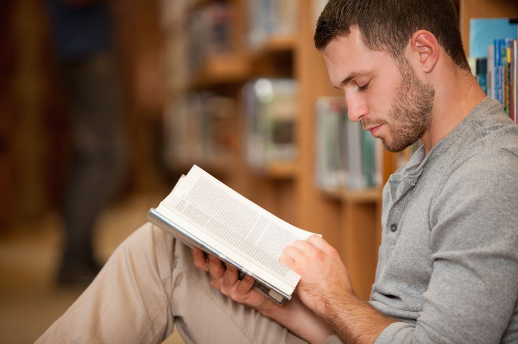 Hombre leyendo - Universidad Intercontinental