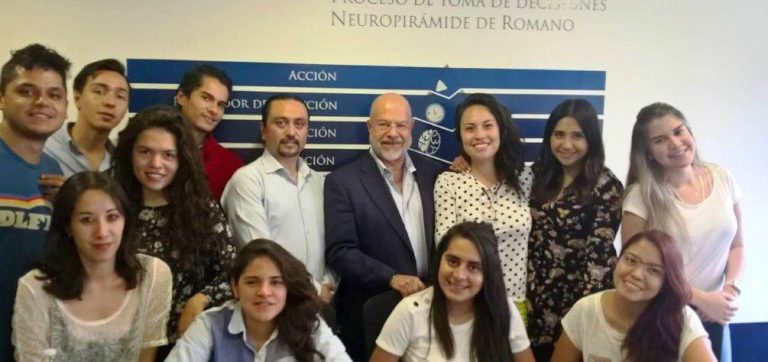 Octavo semestre de Mercadotecnia cierra su licenciatura con visita a Neuromarketing S.A. de C.V