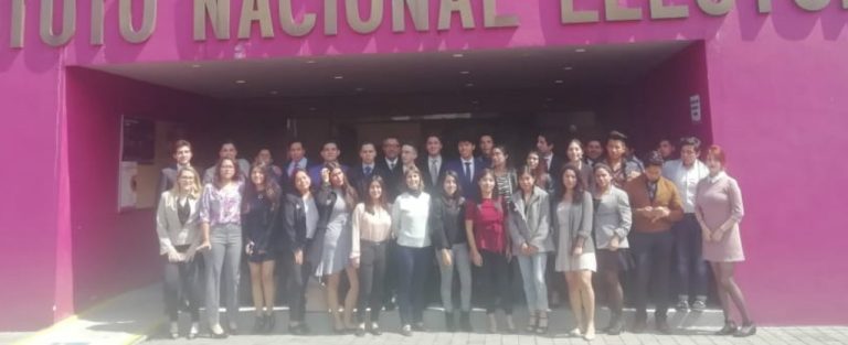 Estudiantes de Derecho asisten a conferencia en el INE