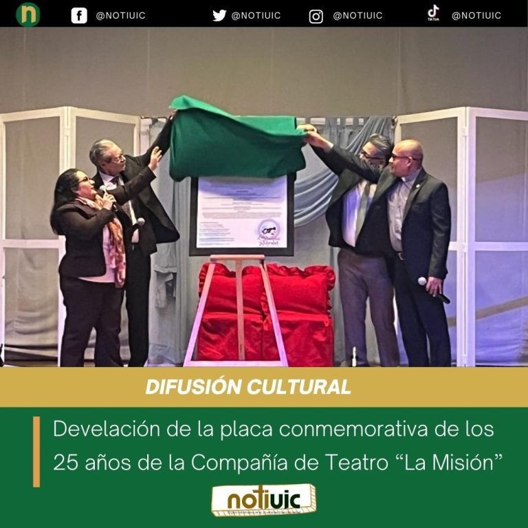 Develación de la placa conmemorativa por los 25 años de la Compañía de Teatro “La Misión”