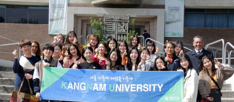 Estudiantes de la Universidad de Kangnam visitan la UIC